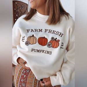 Le Lis FARM FRESH PUMPKINS CREWNECK SWEATSHIRT Cream Graphic Sweater Size M